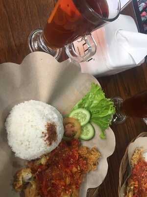 Ayam Geprek & Kremes Boos Pjee