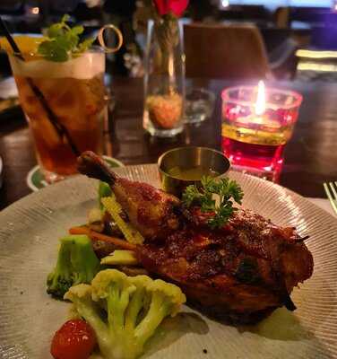 Moonshine - Dine & Lounge