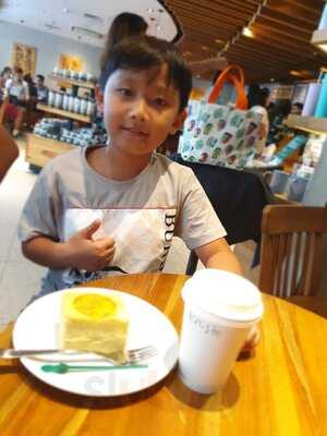 Starbucks Kuta Beachwalk 2