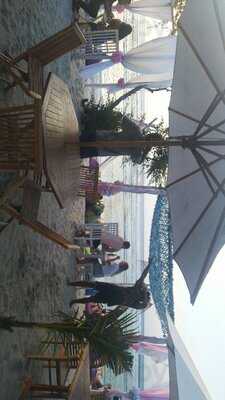 The Wave Bar & Grill Gt