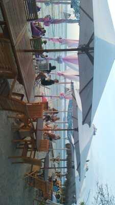 The Wave Bar & Grill Gt