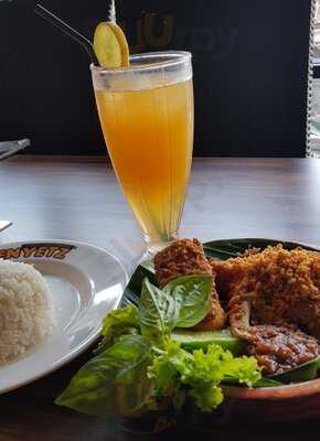 D'penyetz & D'cendol