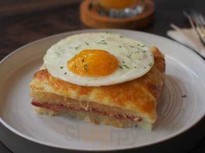 Savannah Cafe & Resto