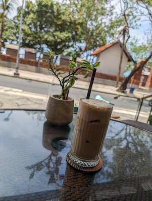 Street 32 Cocktail Bar & Eatery