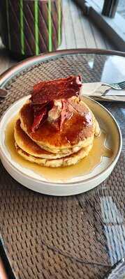 Street 32 Cocktail Bar & Eatery