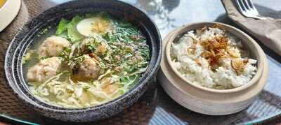 Street 32 Cocktail Bar & Eatery