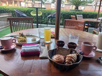 Street 32 Cocktail Bar & Eatery