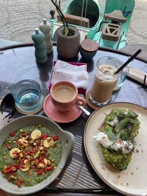 Street 32 Cocktail Bar & Eatery