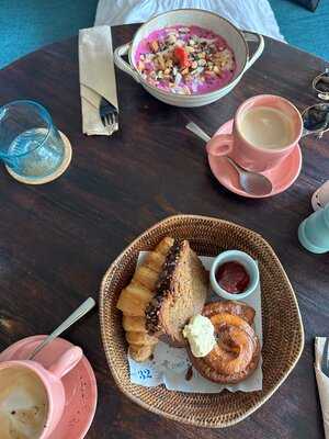 Street 32 Cocktail Bar & Eatery