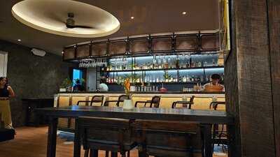 Street 32 Cocktail Bar & Eatery