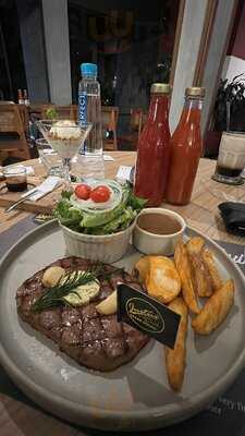 Justus Steakhouse Cipete