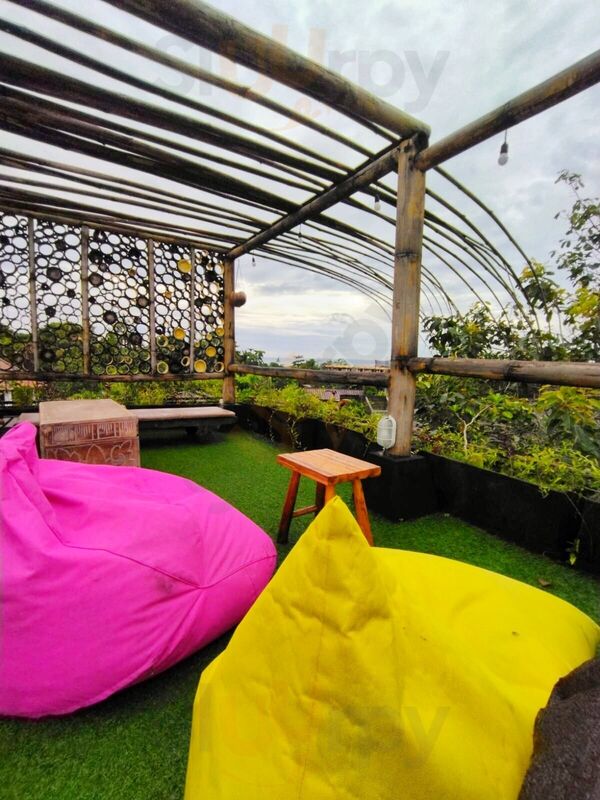 Line Up Restaurant Rooftop Pererenan