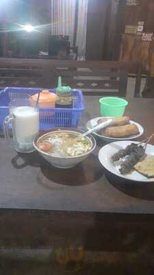 Soto Semarang Dan Lumpia Bu Lisa