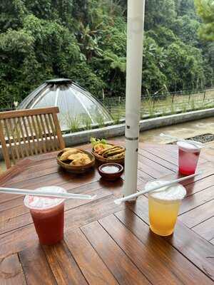 Tepi Sungai Resto Ciwidey