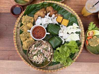 Tepi Sungai Resto Ciwidey