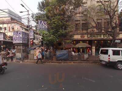 Nik's The Momolicious