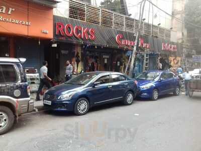 Rocks Bar & Restaurant