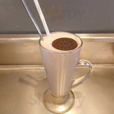 Cafe Coffee Zone & Yummy Rolls Center