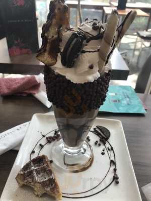 Coffee By Di Bella, Title Waves Bandra