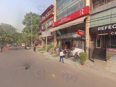 Toniq Dry Bar And Kitchen