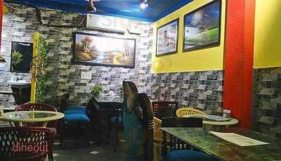 Treat Up Cafe & Restaurant