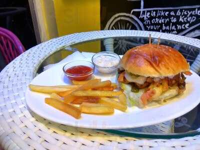 Treat Up Cafe & Restaurant