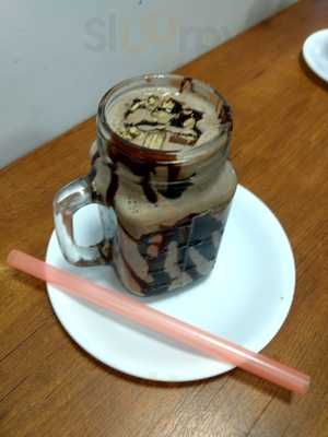 Local's Eatery & More