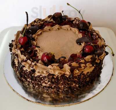 Indulge Custom Cake And Chocolates