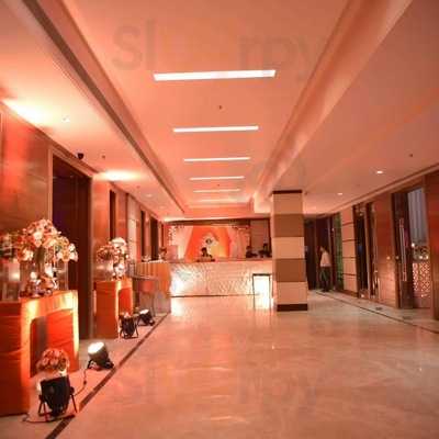 Pluto's Platinium Louge