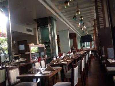 Navi Restaurant & Bar