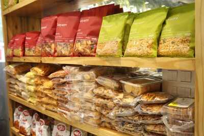 Gayatri Sweets And Farsan