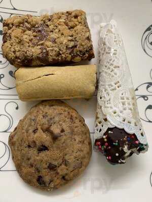 Indulge Custom Cake And Chocolates