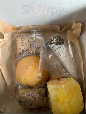 Indulge Custom Cake And Chocolates