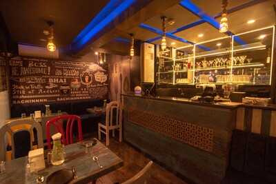 Khao Piyo Jo Bhi Chaho, Yahan Khao