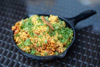 Khao Piyo Jo Bhi Chaho, Yahan Khao