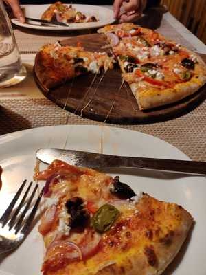 Louie's Resto & Cafe