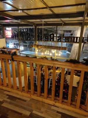 Louie's Resto & Cafe