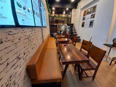 Kurtosshhh Juhu Cafe