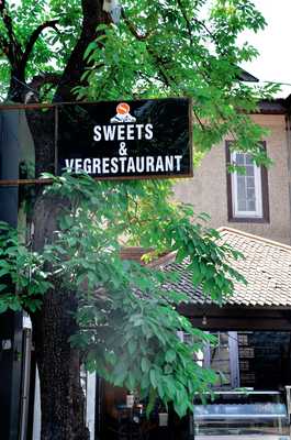 Safa Eats And Treats Veg Restaurant
