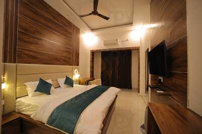 Mokshda Premium Hotel And Restaurant