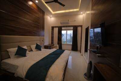 Mokshda Premium Hotel And Restaurant