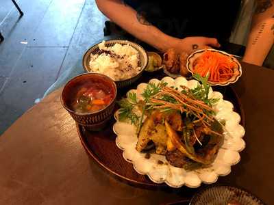 平和的ごはんパドマ