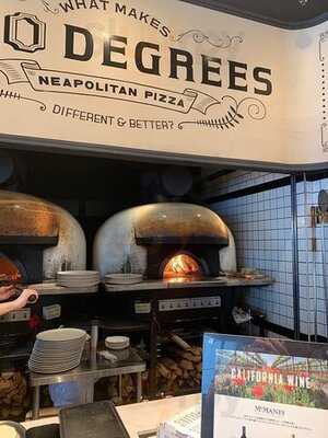 800°ディグリーズ ナポリタン ピッツェリア ニュウマン店