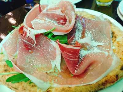 ラ・ピッコラ・ターヴォラ