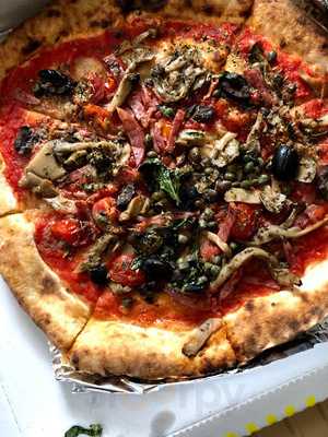 ラ・ピッコラ・ターヴォラ