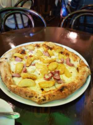 ラ・ピッコラ・ターヴォラ