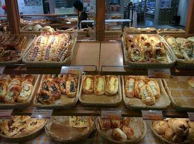 選べるおいしさ100円パン 阪急ベーカリー&カフェ イオンモールkyoto店