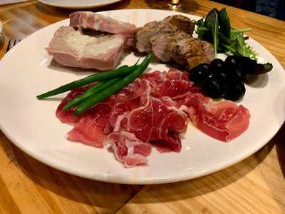 Itarian Restaurant &  Dining Does