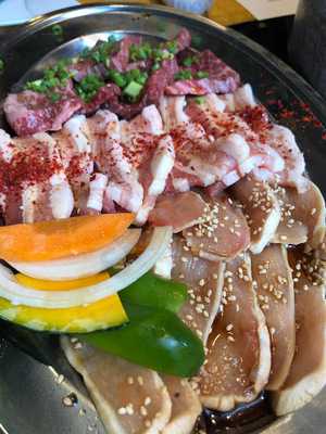 赤身肉とホルモン焼 コニクヤマ