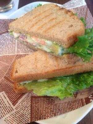 シャウエッセン トラベルカフェ　阪急三番街店